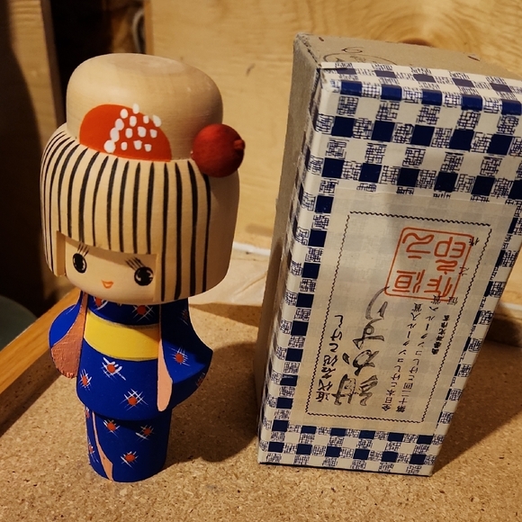 Traditional Japanese Kokeshi Doll - Blue Kimono - Picture 1 of 2